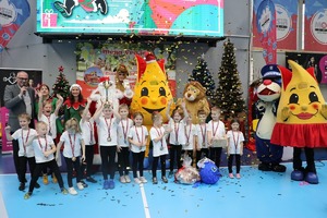 Na zdjęciu widać Sznupka oraz uczestników turnieju przedszkolaków.