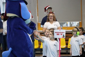 Na zdjęciu widać Sznupka oraz uczestników turnieju przedszkolaków.