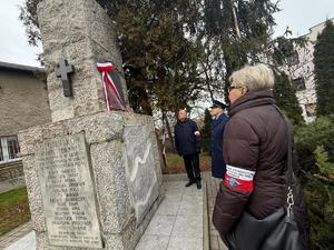 Na zdjęciach widać przebieg uroczystości poświęconej odsłonięciu pamiątkowej tablicy.Na zdjęciach widać przebieg uroczystości poświęconej odsłonięciu pamiątkowej tablicy.