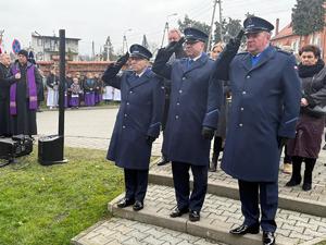 Na zdjęciach widać przebieg uroczystości poświęconej odsłonięciu pamiątkowej tablicy.Na zdjęciach widać przebieg uroczystości poświęconej odsłonięciu pamiątkowej tablicy.