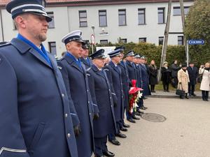 Na zdjęciach widać przebieg uroczystości poświęconej odsłonięciu pamiątkowej tablicy.Na zdjęciach widać przebieg uroczystości poświęconej odsłonięciu pamiątkowej tablicy.