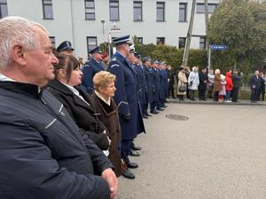 Na zdjęciach widać przebieg uroczystości poświęconej odsłonięciu pamiątkowej tablicy.Na zdjęciach widać przebieg uroczystości poświęconej odsłonięciu pamiątkowej tablicy.