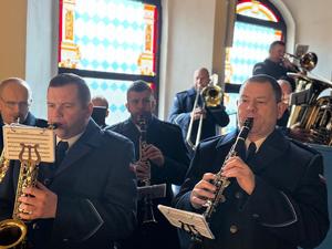 Na zdjęciach widać przebieg uroczystości poświęconej odsłonięciu pamiątkowej tablicy.Na zdjęciach widać przebieg uroczystości poświęconej odsłonięciu pamiątkowej tablicy.