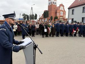 Na zdjęciach widać przebieg uroczystości poświęconej odsłonięciu pamiątkowej tablicy.