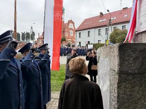Na zdjęciach widać przebieg uroczystości poświęconej odsłonięciu pamiątkowej tablicy.