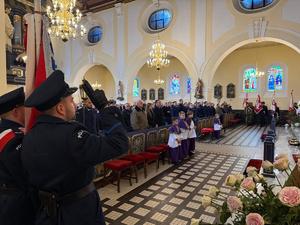 Na zdjęciach widać przebieg uroczystości poświęconej odsłonięciu pamiątkowej tablicy.
