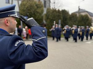 Na zdjęciach widać przebieg uroczystości poświęconej odsłonięciu pamiątkowej tablicy.