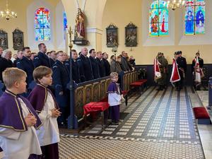 Na zdjęciach widać przebieg uroczystości poświęconej odsłonięciu pamiątkowej tablicy.