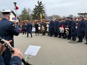 Na zdjęciach widać przebieg uroczystości poświęconej odsłonięciu pamiątkowej tablicy.