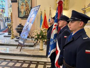 Na zdjęciach widać przebieg uroczystości poświęconej odsłonięciu pamiątkowej tablicy.