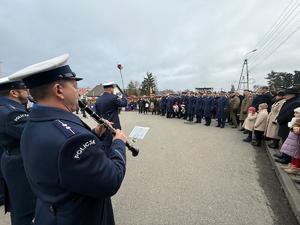 Na zdjęciach widać przebieg uroczystości poświęconej odsłonięciu pamiątkowej tablicy.