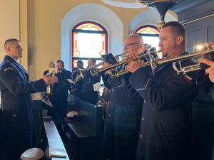 Na zdjęciach widać przebieg uroczystości poświęconej odsłonięciu pamiątkowej tablicy.