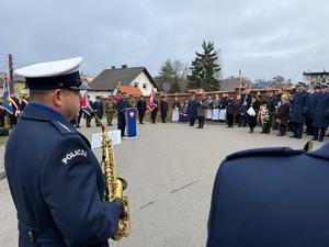 Na zdjęciach widać przebieg uroczystości poświęconej odsłonięciu pamiątkowej tablicy.