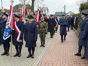 Na zdjęciach widać przebieg uroczystości poświęconej odsłonięciu pamiątkowej tablicy.