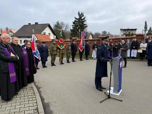 Na zdjęciach widać przebieg uroczystości poświęconej odsłonięciu pamiątkowej tablicy.