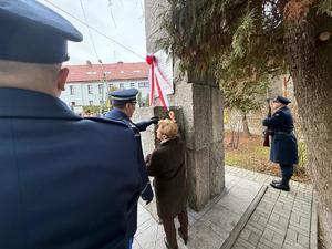 Na zdjęciach widać przebieg uroczystości poświęconej odsłonięciu pamiątkowej tablicy.