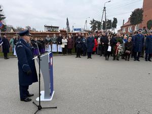 Na zdjęciach widać przebieg uroczystości poświęconej odsłonięciu pamiątkowej tablicy.