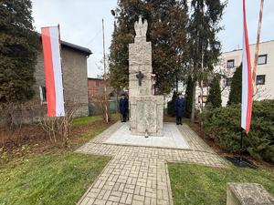 Na zdjęciach widać przebieg uroczystości poświęconej odsłonięciu pamiątkowej tablicy.