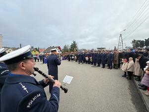 Na zdjęciach widać przebieg uroczystości poświęconej odsłonięciu pamiątkowej tablicy.