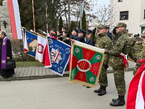 Na zdjęciach widać przebieg uroczystości poświęconej odsłonięciu pamiątkowej tablicy.