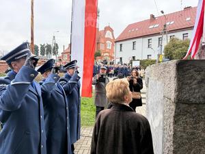 Na zdjęciach widać przebieg uroczystości poświęconej odsłonięciu pamiątkowej tablicy.