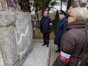 Na zdjęciach widać przebieg uroczystości poświęconej odsłonięciu pamiątkowej tablicy.
