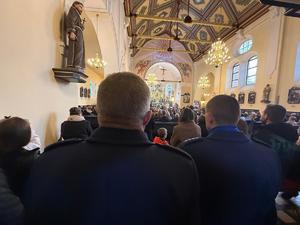 Na zdjęciach widać przebieg uroczystości poświęconej odsłonięciu pamiątkowej tablicy.