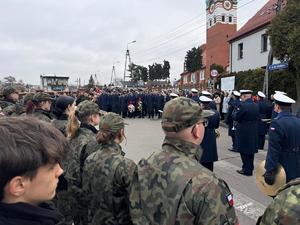 Na zdjęciach widać przebieg uroczystości poświęconej odsłonięciu pamiątkowej tablicy.