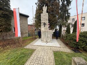 Na zdjęciach widać przebieg uroczystości poświęconej odsłonięciu pamiątkowej tablicy.