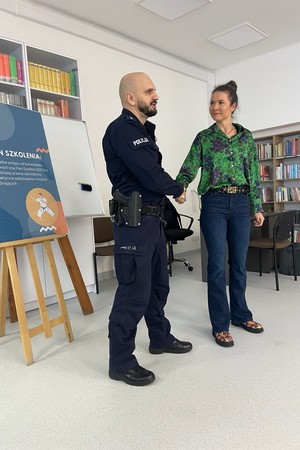 Na zdjęciu widać policjanta oraz kobietę podczas zajęć.