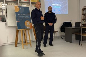 Na zdjęciu widać policjantów w sali podczas prezentacji.