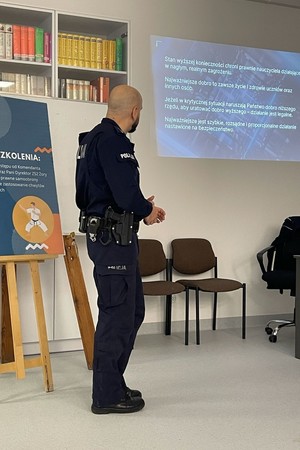 Na zdjęciu widać policjanta podczas prelekcji.