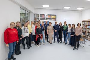 Na zdjęciu widać policjantów oraz uczestników spotkania.