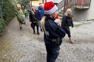 Na zdjęciach widać policjantów oraz zaprzyjaźnione służby podczas akcji pomocowej.