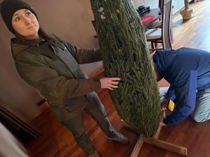 Na zdjęciach widać policjantów oraz zaprzyjaźnione służby podczas akcji pomocowej.