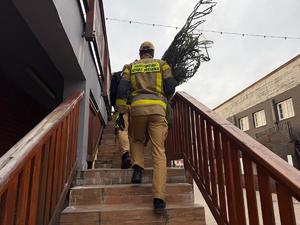 Na zdjęciach widać policjantów oraz zaprzyjaźnione służby podczas akcji pomocowej.