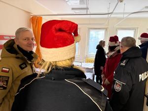 Na zdjęciach widać policjantów oraz zaprzyjaźnione służby podczas akcji pomocowej.