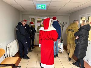 Na zdjęciach widać policjantów oraz zaprzyjaźnione służby podczas akcji pomocowej.