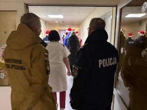 Na zdjęciach widać policjantów oraz zaprzyjaźnione służby podczas akcji pomocowej.