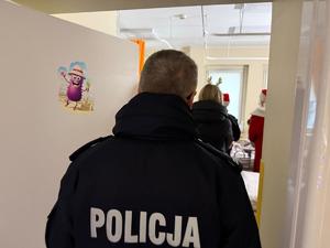 Na zdjęciach widać policjantów oraz zaprzyjaźnione służby podczas akcji pomocowej.