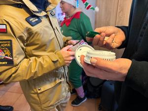 Na zdjęciach widać policjantów oraz zaprzyjaźnione służby podczas akcji pomocowej.