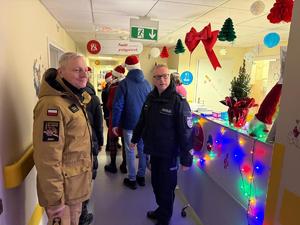 Na zdjęciu widać policjantów oraz inne osoby podczas akcji pomocowej.