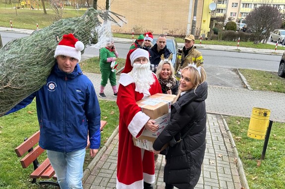 Na zdjęciu widać policjantów oraz inne osoby podczas akcji pomocowej.
