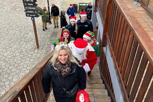 Na zdjęciu widać policjantów oraz inne osoby podczas akcji pomocowej.