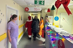 Na zdjęciu widać policjantów oraz inne osoby podczas akcji pomocowej.