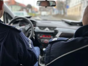 Na zdjęciu widać policjantów w radiowozie.