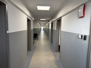 Na zdjęciu widać wyremontowany korytarz.