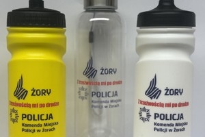 Na zdjęciu widać bidony i butelkę z akcji "Z trzeźwością mi po drodze".
