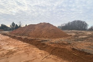 Na zdjęciu widać niewybuch w miejscu wykopu.