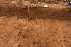 Na zdjęciu widać niewybuch w miejscu wykopu.